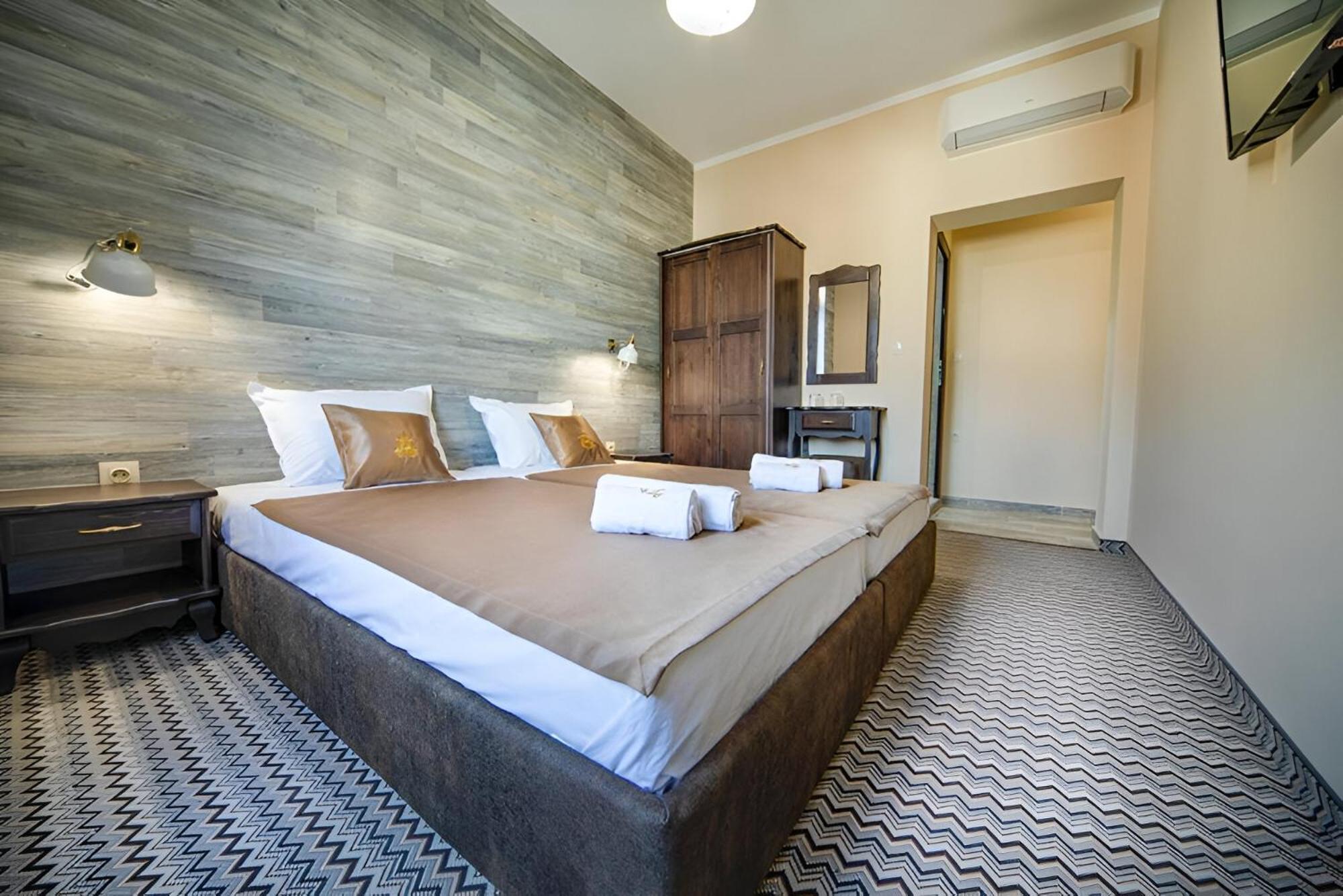 Antique - Free Private Parking Hotel